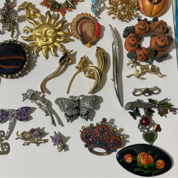 Vintage Brooches Pedants Antique Pins Signed Military, Summer, Fall, Religious - Picture 3 of 17